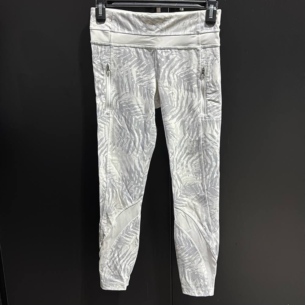 Lululemon High Waist,Full length Athletic leggings,leg zip pockets,mesh accent